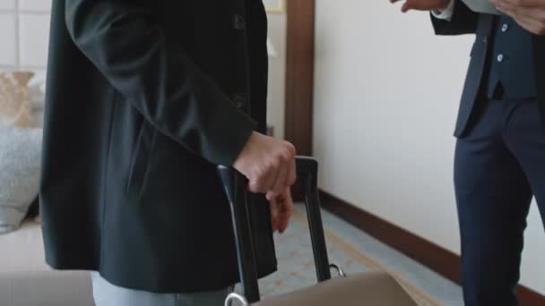 Tilt up shot van vrouwelijke gast bespreken met hotelmanager een aantal problemen over hotelkamer binnen staan - Video