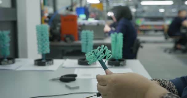 Vrouw met soldeerbout bevestigt plastic onderdelen in de fabriek. Trage beweging, close-up. - Video