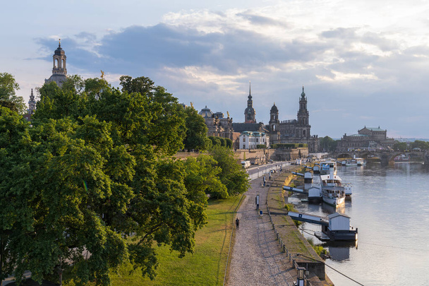 Dresden, Niemcy. Panoramiczny widok na zabytkowe centrum starego miasta, Łaby i łodzi rekreacyjnych  - Zdjęcie, obraz