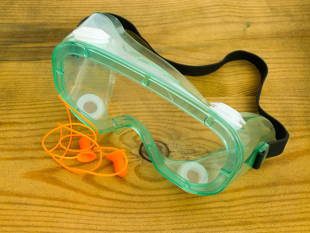 Защитные очки и пробки для ушей
  - Фото, изображение