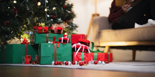 Háttér karácsonyfa és ajándék doboz dekorációk közel egy kandalló fények. - Fotó, kép
