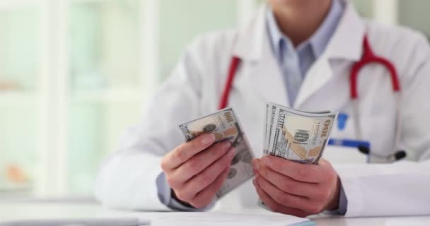 Die Ärztin ist zuversichtlich und rechnet in der Klinik mit Dollars. Geld verdienen in Medizin und Gesundheitswesen - Filmmaterial, Video