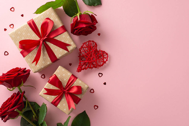 Abrazando el ambiente del Día de San Valentín con cajas de regalo rústicas, acento de corazón de mimbre, rosas vibrantes, confeti y fondo rosa pastel. Ideal para mensajes sinceros o anuncios - Foto, imagen
