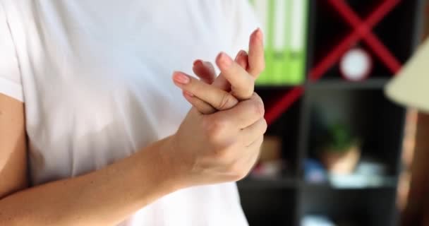 Weibliche Hände fingern sich nervös an, Nahaufnahme, Zeitlupe. Besorgte Gesten, seichter Fokus - Filmmaterial, Video