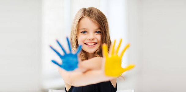 girl showing painted hands - Foto, Imagen