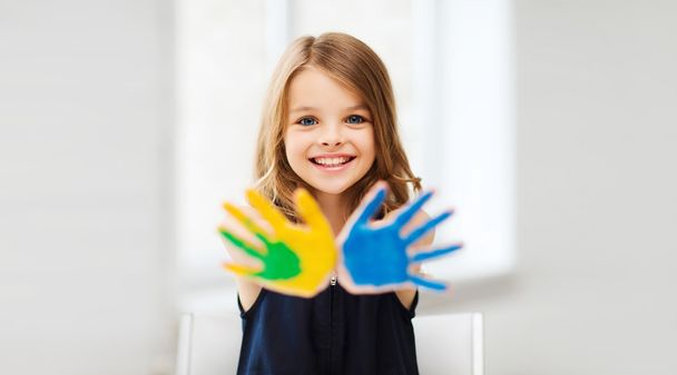 дівчина показує розфарбовані руки
 - Фото, зображення