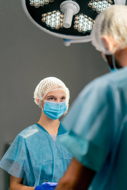 L'équipe de chirurgiens opératoires se concentre sur l'exactitude et la précision d'une opération pour leur patient. - Photo, image