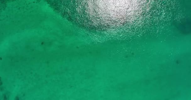 Prachtig zeeoppervlak, Verbazingwekkende zee golven crashen op rotsen zeegezicht in Phuket eiland Thailand, Luchtfoto drone 4k Hoge kwaliteit beeldmateriaal - Video