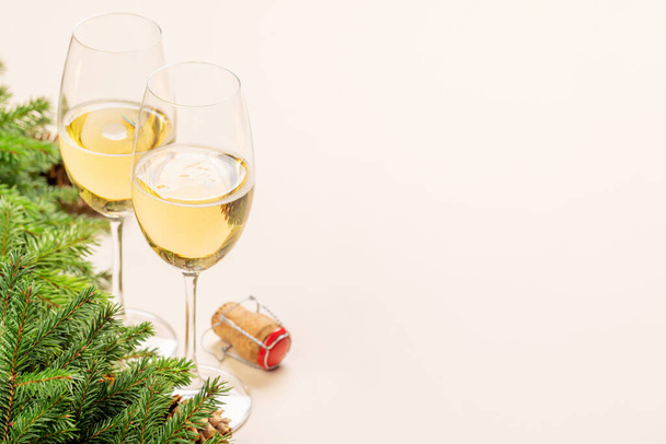 Ramo de abeto de Natal, champanhe e espaço para o texto de saudações de xmas - Foto, Imagem