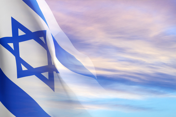 Флаг Израиля со звездой Давида на фоне неба. Баннер с местом для текста - Фото, изображение