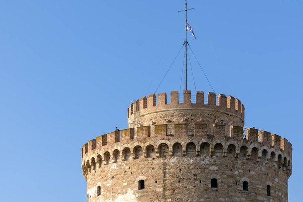 Pohled na Bílou věž, památku a muzeum na nábřeží v Soluni Řecko v černobílém - Fotografie, Obrázek