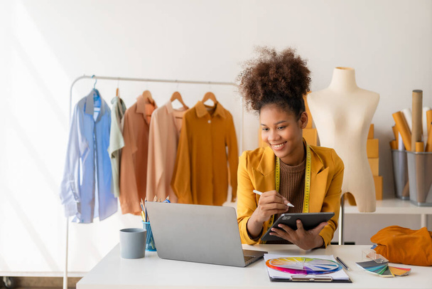 Startup yrittäjä pienyritys pk-yritys nuori nainen myy vaatteita verkossa kotitoimistossa, online-markkinointi myynti, pk-yritysten telemarkkinointi käsite - Valokuva, kuva