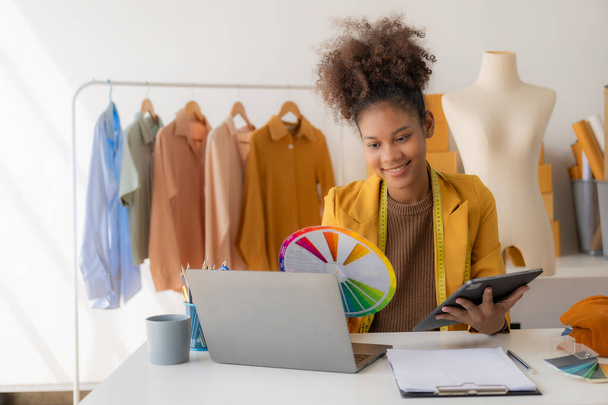 Startup vállalkozó kisvállalkozás KKV fiatal nő ruhákat árul online otthoni irodában, online marketing értékesítés, KKV telemarketing koncepció - Fotó, kép