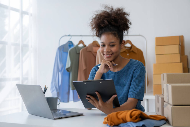 Стартап-підприємець малий бізнес МСП молода жінка, що продає одяг онлайн в домашньому офісі, продажі онлайн-маркетингу, концепція телемаркетингу МСП - Фото, зображення