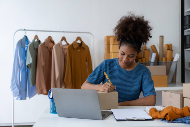 Start-up-Unternehmer Kleinunternehmen KMU junge Frau verkauft Kleidung online im Home Office, Online-Marketing-Verkäufe, KMU-Telemarketing-Konzept - Foto, Bild