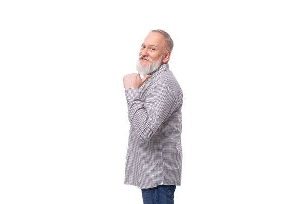 dobře upravený starší muž s šedým vousem a knírem je oblečen v kostkované košili na bílém pozadí. - Fotografie, Obrázek