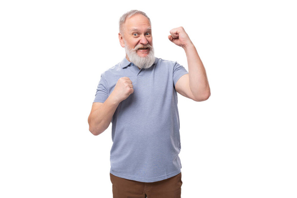 bell'uomo anziano con la barba grigia e i baffi in t-shirt si sente allegro. - Foto, immagini