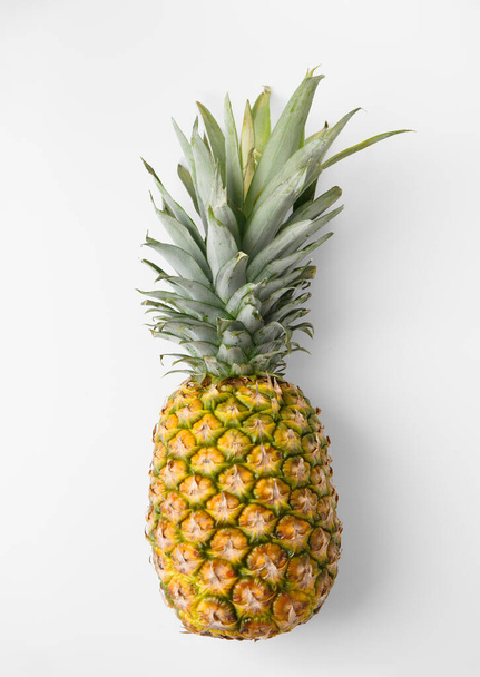 Zralý čerstvý šťavnatý ananas se zelenými listy, izolovaný na bílém pozadí - Fotografie, Obrázek