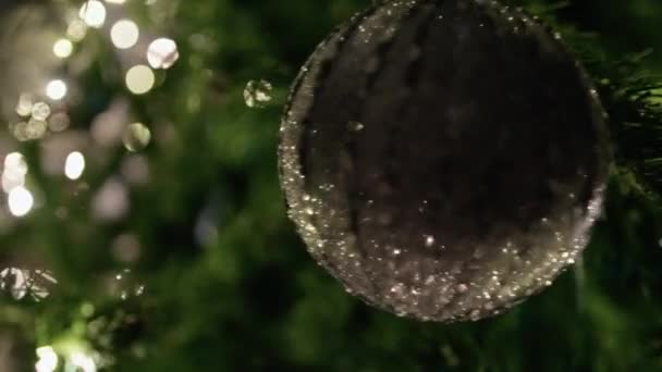 Karácsonyfa dísz ezüst golyókkal és fényekkel .  - Felvétel, videó