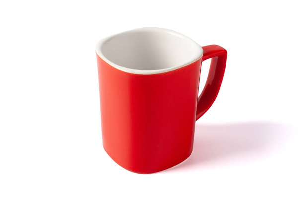 Leere rote Tasse isoliert auf weißem Hintergrund. Roter Becher. - Foto, Bild