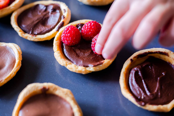 Mini Tartas de Chocolate-Berry Primer plano en bandeja - Foto, imagen
