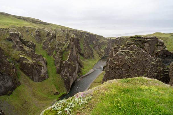 夏の間にアイスランドのフィフラルガルフ(フェザー)キャニオン - 写真・画像