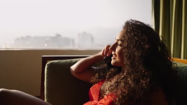 Uskomaton latina nainen puhuu puhelimessa etsii ulospäin - Body Positiivinen - Materiaali, video