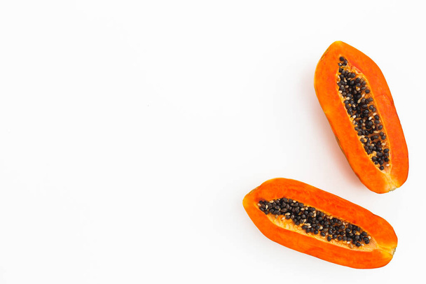 Fruit de papaye douce sur fond blanc. Pose plate. Vue du dessus. - Photo, image
