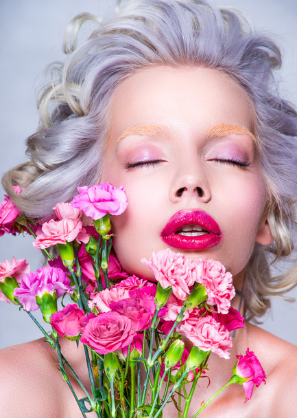 Blond vrouw met bloemen - Foto, afbeelding