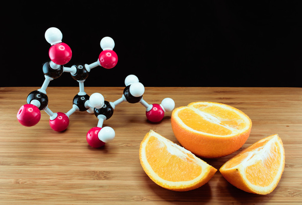Μοντέλο δομής πορτοκαλί και βιταμίνη C (ασκορβικό οξύ) - Φωτογραφία, εικόνα