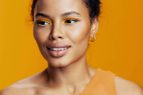 Креативная женщина черно-желтый портрет красотки африканской косметологии розовое лицо красивая копия макияжа кожа улыбка пространство косметическая студия моды - Фото, изображение