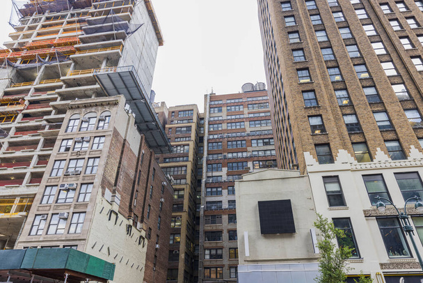 Widok 34th Street na Manhattanie pośród trwających prac budowlanych i remontowych. Nowy Jork. Stany Zjednoczone. - Zdjęcie, obraz