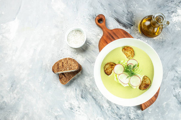 Soupe verte à la crème de légumes dans un bol blanc. Purée de légumes verts à la soupe végétalienne. bannière, menu, espace de copie de recette, vue du dessus. - Photo, image