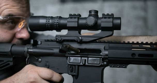 Detail Close-up van de vinger trekken Trigger op Assault Rifle, Multipel shots in Super Slow-Motion 800 fps - Foto, afbeelding