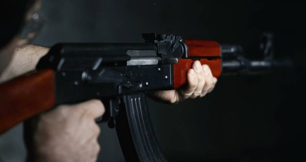 AK-47 Lövöldözés az Ultra Slow-Motion 800fps, Shooter Ciming és kihasználva a Speed-Ramp technikát - Fotó, kép
