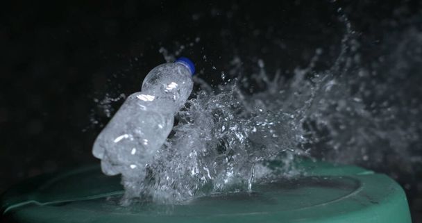 Explosión de una botella de agua de plástico en cámara súper lenta de 800 fps, capturada a alta velocidad. Objeto de disparo con bala - Foto, imagen