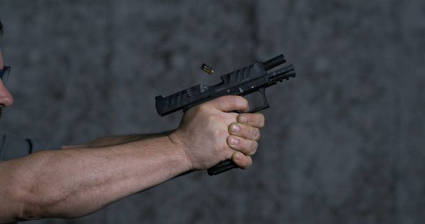 Close-up pistola Stoeger STR-9 Striker Despedido 9mm, único tiro na faixa de tiro em super câmera lenta 800 fps - Foto, Imagem