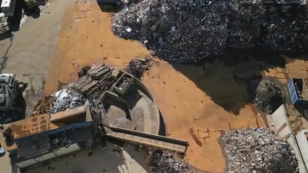 Luchtfoto van metaalafval. Recycling industrie. Scheiding van ferrometalen. - Video