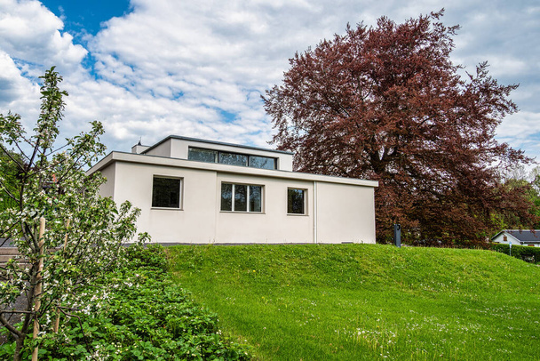 Здание Fabam Horn в немецком Веймаре с травяным покрытием. Фабрегас - единственный по-настоящему Бауманский дом в Веймаре. - Фото, изображение