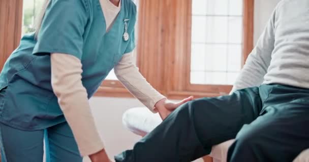 Fysiotherapeut handen, man en oefening voor benen, gewrichtspijn en overleg voor de gezondheidszorg in de kliniek. Persoon, verpleegkundige en welzijn bij spierletsel, revalidatie en beoordeling met ondersteuning. - Video