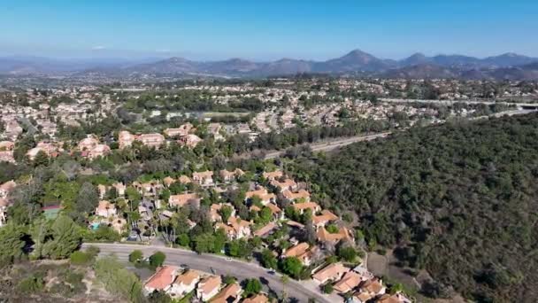Αεροφωτογραφία κατοικημένης γειτονιάς στο Ράντσο Μπερνάρντο, Κομητεία Σαν Ντιέγκο, Καλιφόρνια. ΗΠΑ.  - Πλάνα, βίντεο