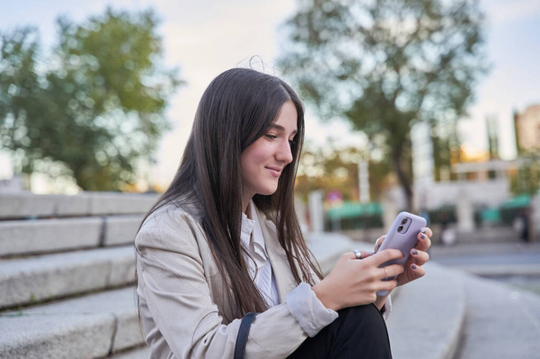 Onun smartphone kullanarak genç kız öğrenci - Fotoğraf, Görsel