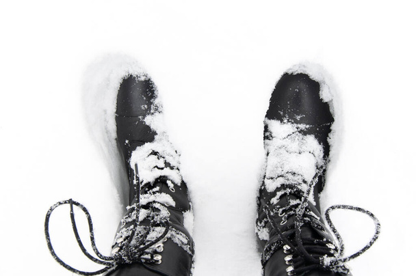 Černé zimní boty na sněhu, pohled shora - Fotografie, Obrázek
