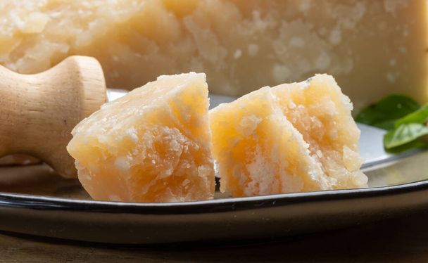 Kaasverzameling, hard gerijpte gele Italiaanse kaas parmezaanse kaas of parmigiano reggiano close up - Foto, afbeelding