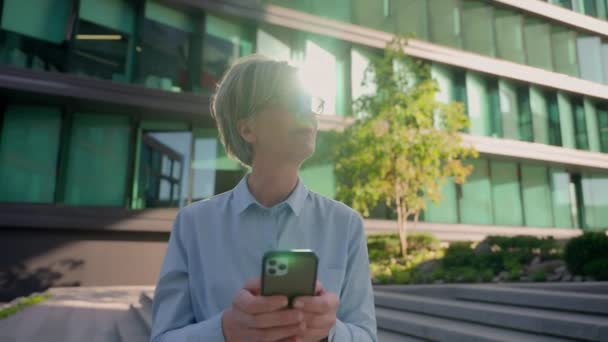 Kypsä Valkoihoinen liikenainen hymyilevä liiketoiminnan nainen yrittäjä työnantaja keski-ikäinen huomaavainen nainen käyttää matkapuhelinta ulkona selailu älypuhelin haaveilee ajattelematta idea chattailuun verkossa - Materiaali, video