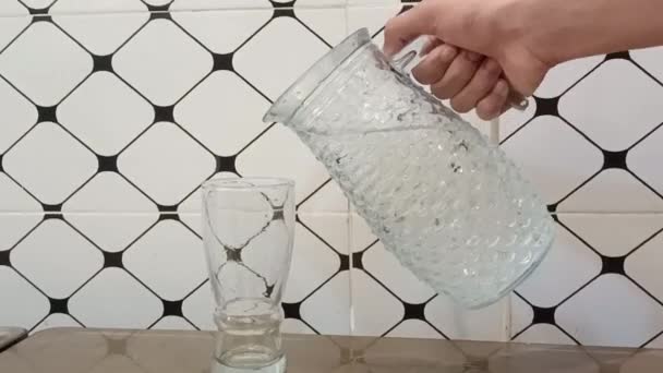 öntöző víz-víz kancsó és üveg-csepegtető víz üveg-víz pórusüveg - Felvétel, videó