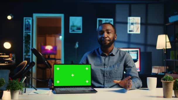 Tech-Medienstar filmt Chroma Key Laptop beim Auspacken und gibt Gründe für den Kauf an. Influencer erfassen Video drängt Abonnenten, Sponsoring-Partner kaufen isolierte Bildschirm-Notebook - Filmmaterial, Video