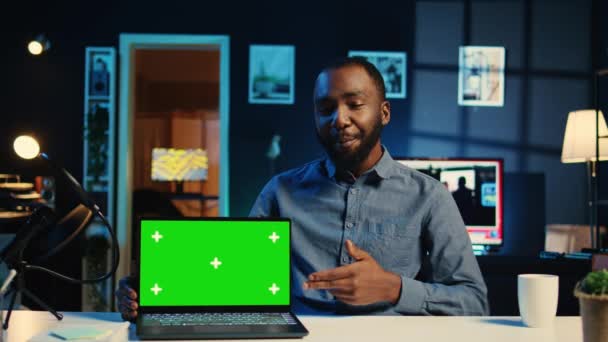 Estrela on-line tecnologia filmando tela verde jogos laptop unboxing, dando razões para comprá-lo. Influenciador captura de vídeo exortando seguidores de mídia social a comprar notebook de tela isolada - Filmagem, Vídeo