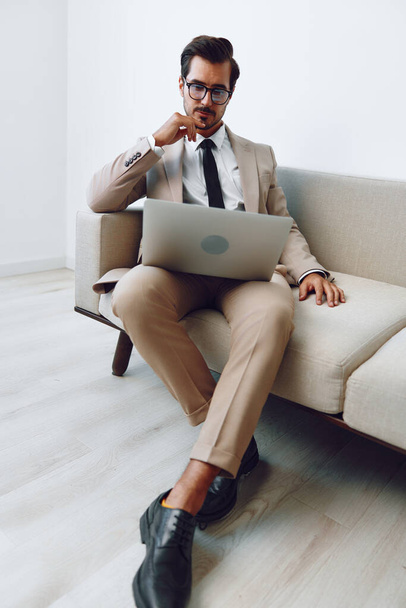 Мужчина досуга портрет компьютера улыбающаяся комната онлайн видео образ жизни ноутбук дом расслабленный бизнесмен, живущий диван позвонить домой - Фото, изображение
