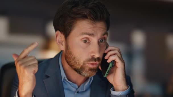 Ο στρεσαρισμένος άντρας μιλάει στο κινητό του στο νυχτερινό γραφείο. Νευρικός επιχειρηματίας συζητά συναισθηματικά προβλήματα στο σκοτεινό εσωτερικό. Ενοχλημένος σκηνοθέτης υποστηρίζοντας κλήση smartphone έχοντας κακή συζήτηση και μόνο - Πλάνα, βίντεο